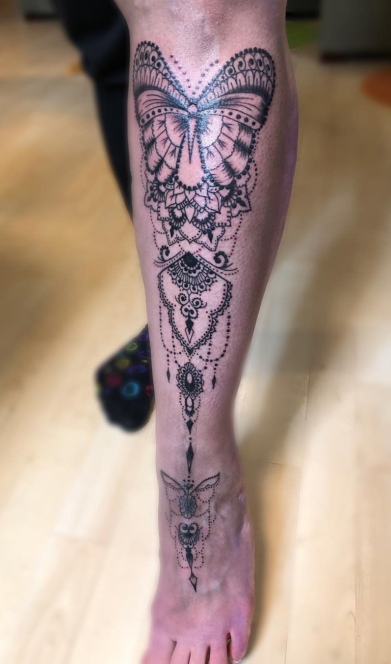 tatuaje en la pierna de mujer 18