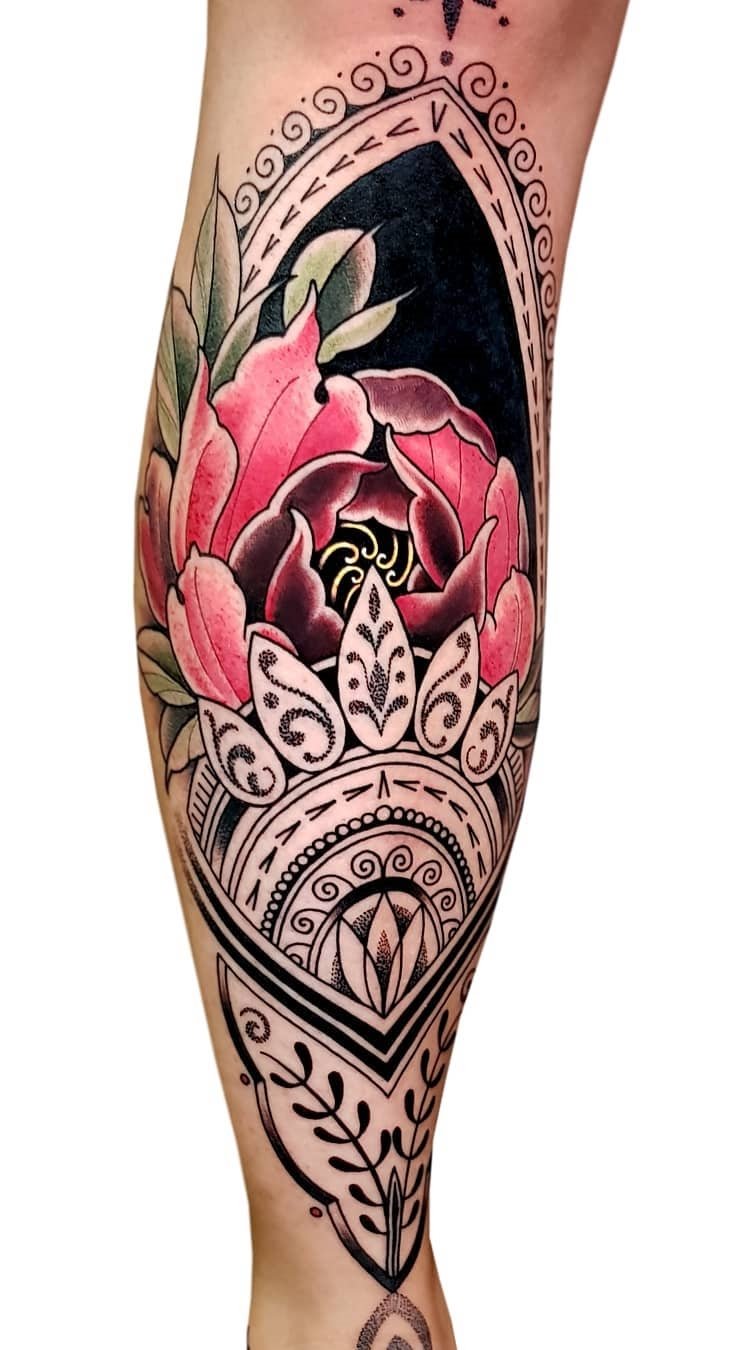 tatuaje en la pierna de mujer 26