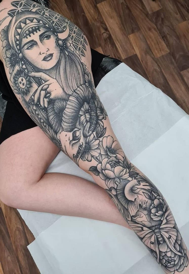 tatuaje en la pierna para mujer 28