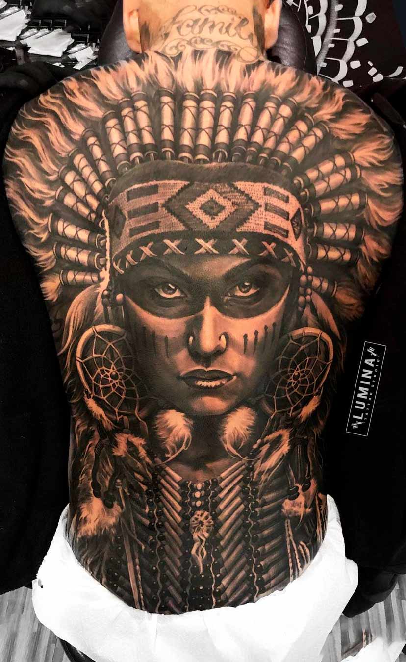 tatuaje masculino en la espalda 17