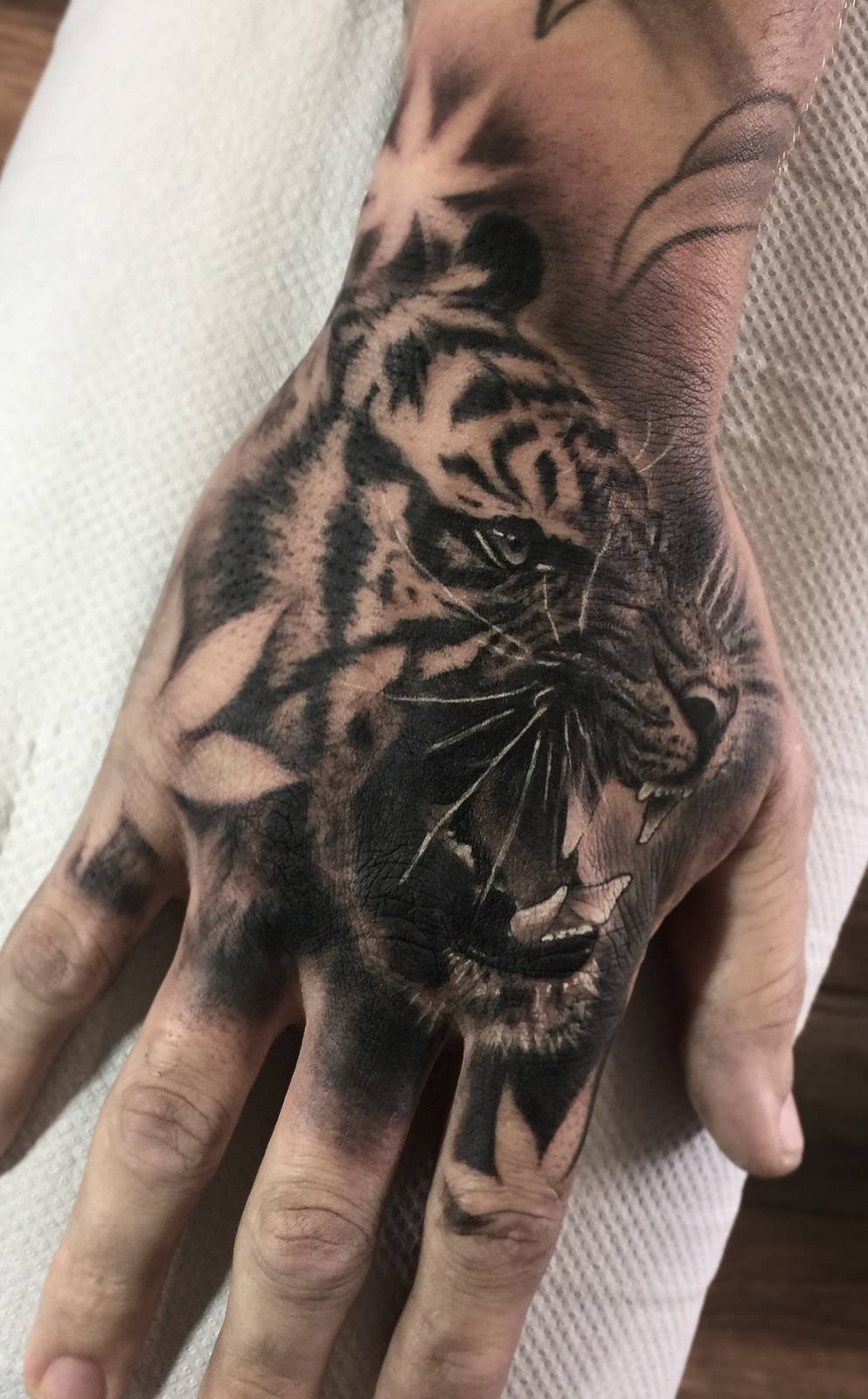 tattoo en la mano para hombre 63