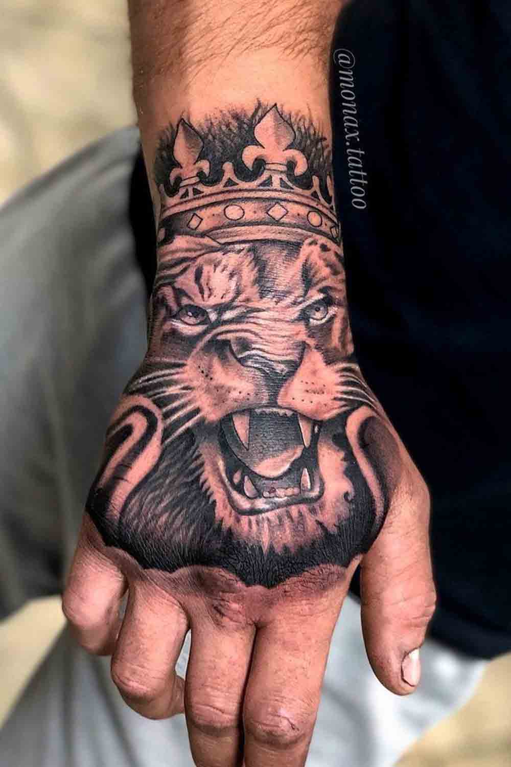 tattoo masculino en la mano 10