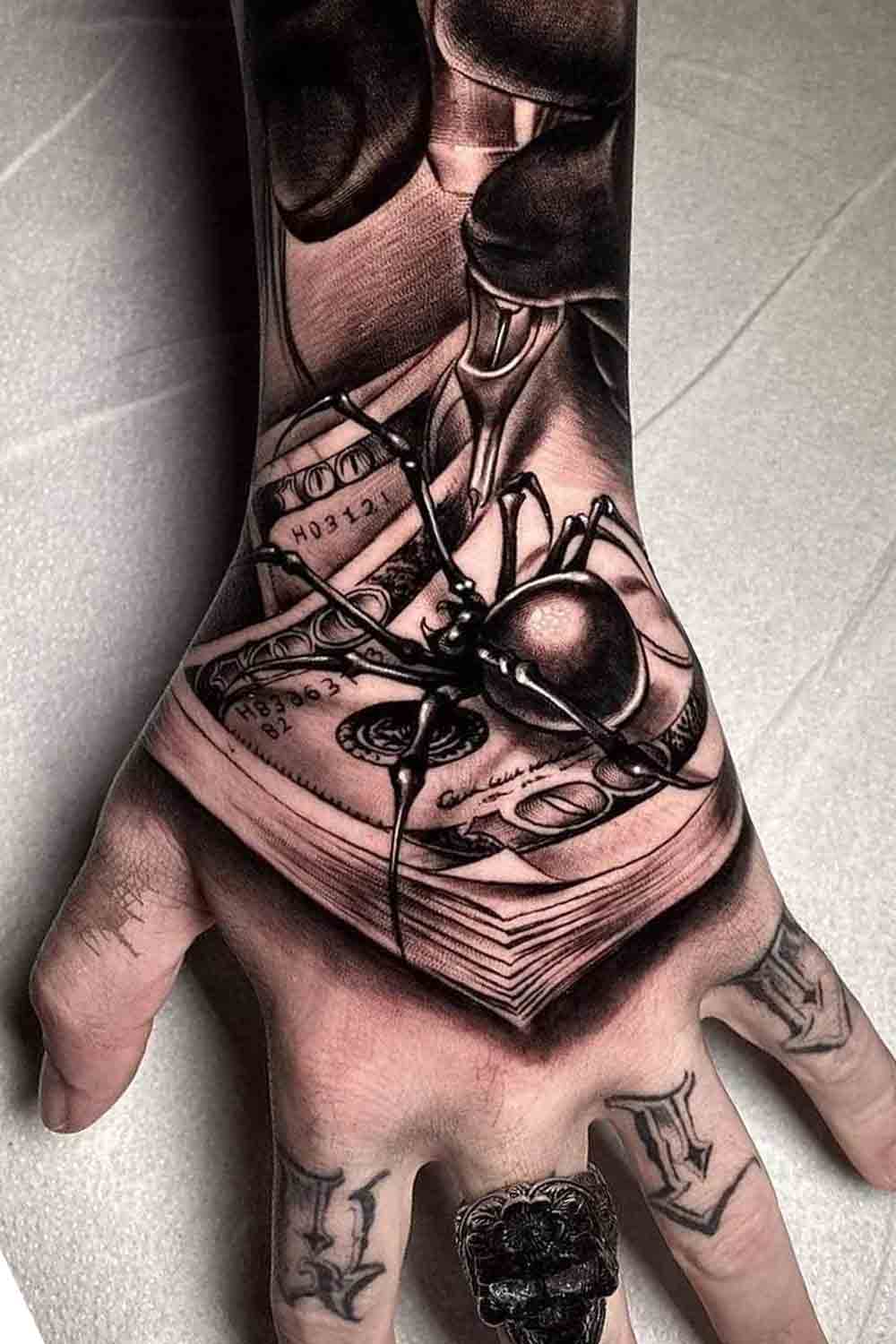 tattoo masculino en la mano 19
