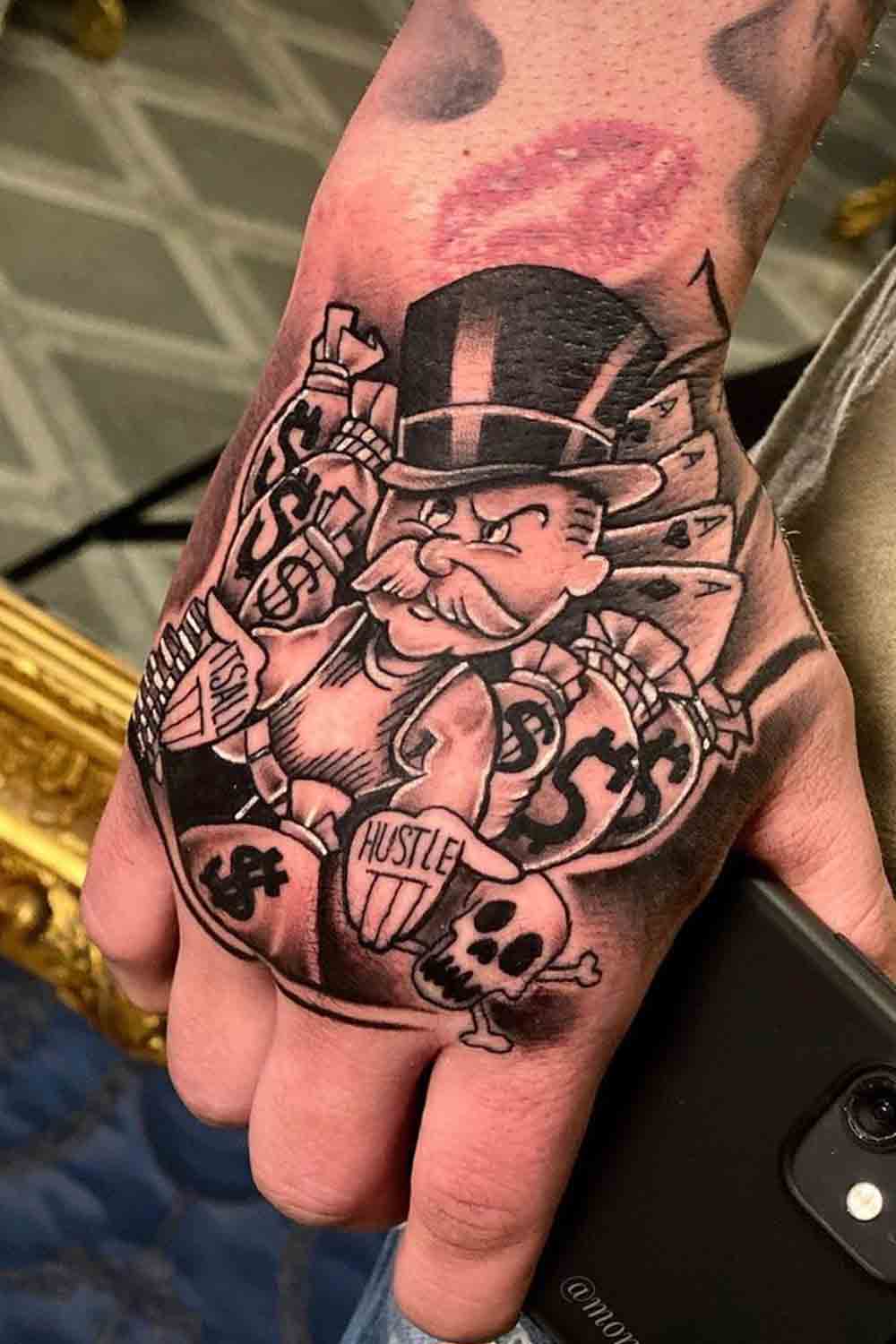 tattoo masculino en la mano 25