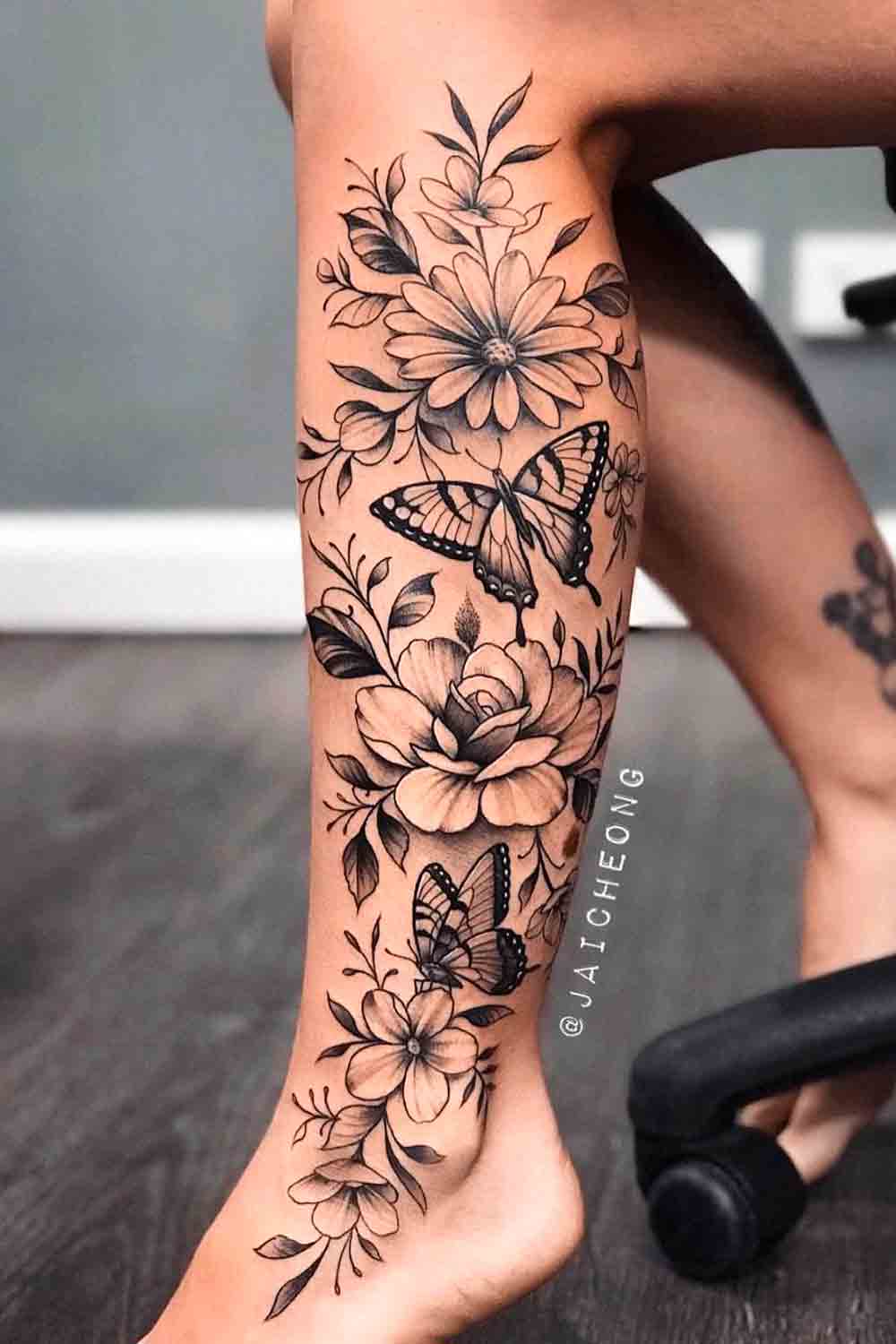 tatuaje en pierna de mujer 17