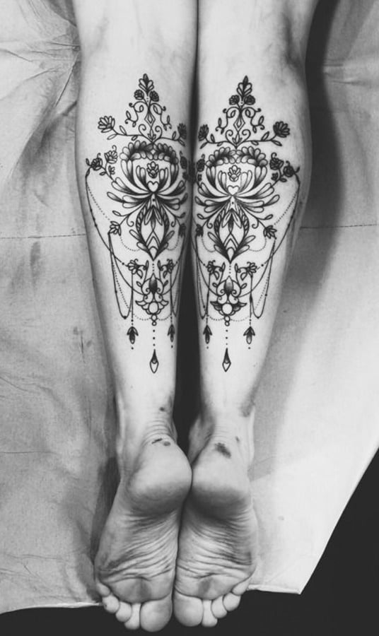 tatuaje en pierna de mujer 26
