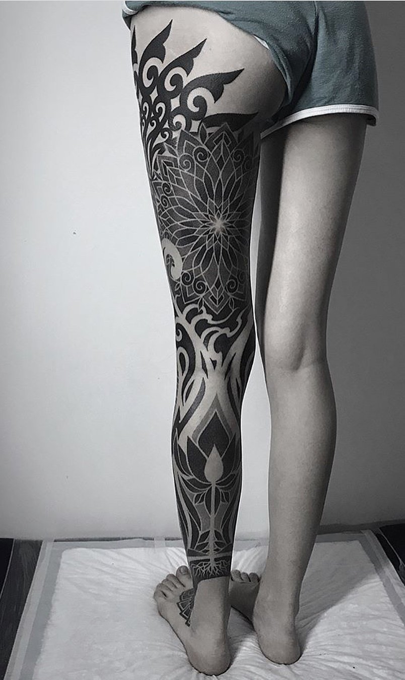 tatuaje en pierna de mujer 33