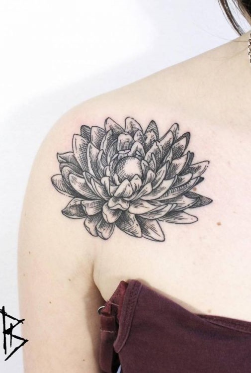 tatuaje femenino en el hombro 02