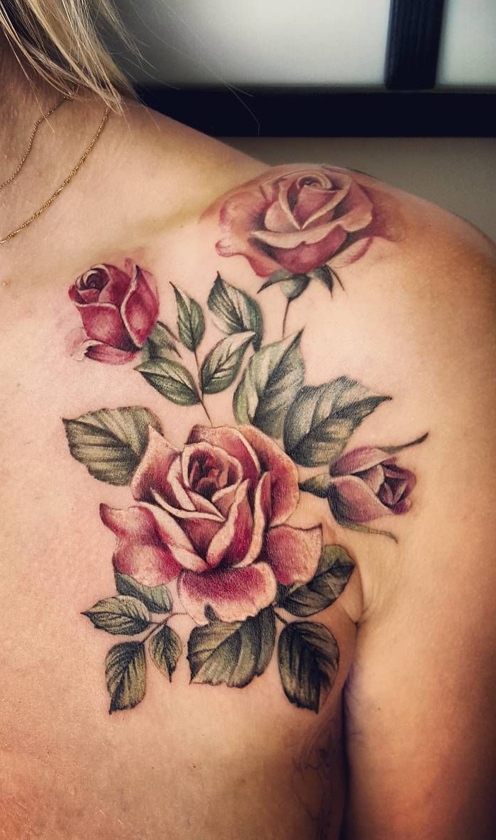 tatuaje femenino en el hombro 10