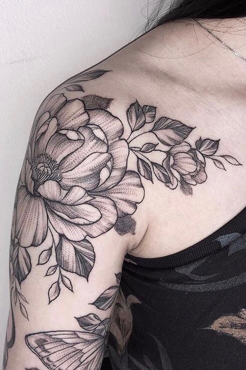 tatuaje femenino en el hombro 13