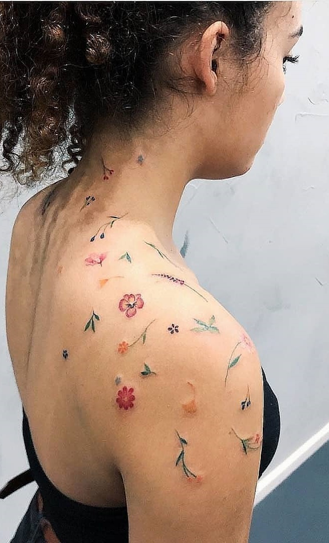 tatuaje femenino en el hombro 15