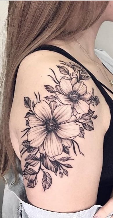 tatuaje femenino en el hombro 16