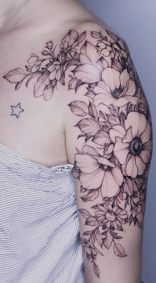 tatuaje femenino en el hombro 75