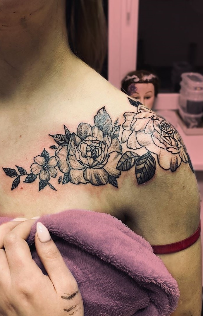 tatuaje femenino en el hombro 80
