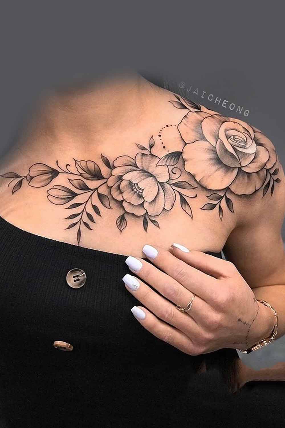 tatuaje femenino en el hombro 92