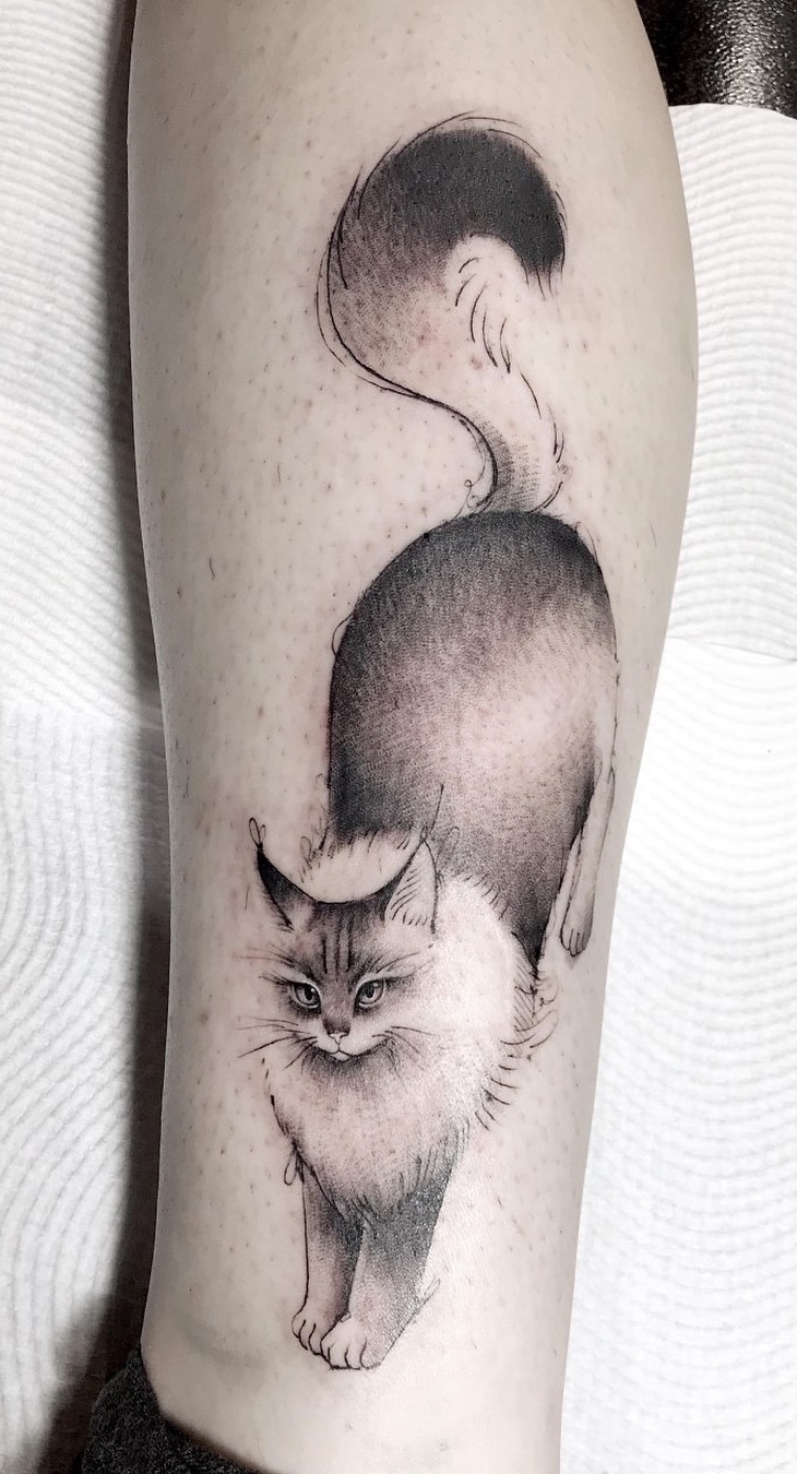 tatuaje gato en mujer 01
