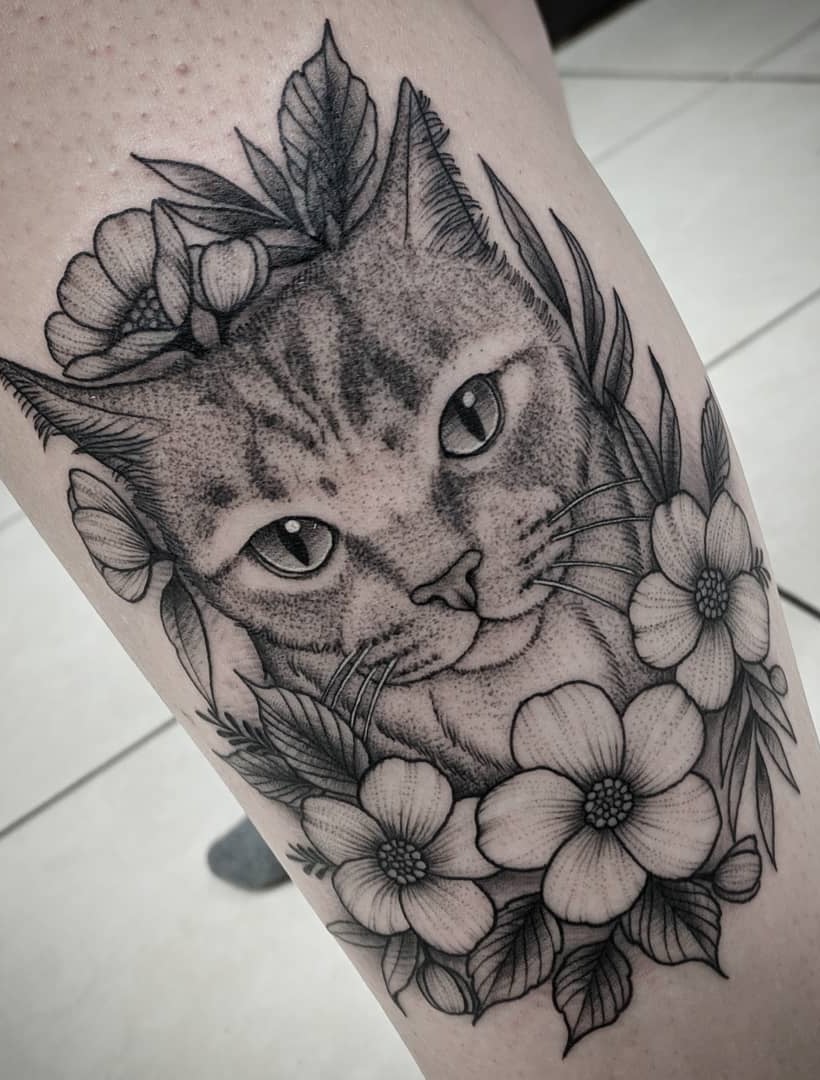 tatuaje gato en mujer 09