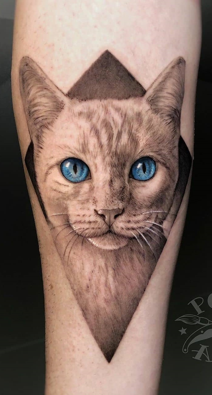 tatuaje gato en mujer 106
