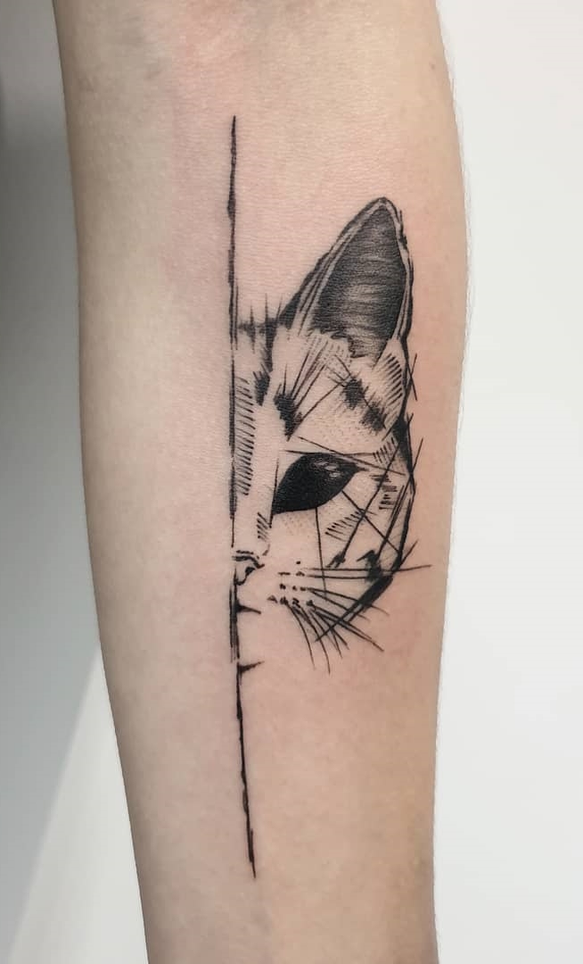 tatuaje gato en mujer 107
