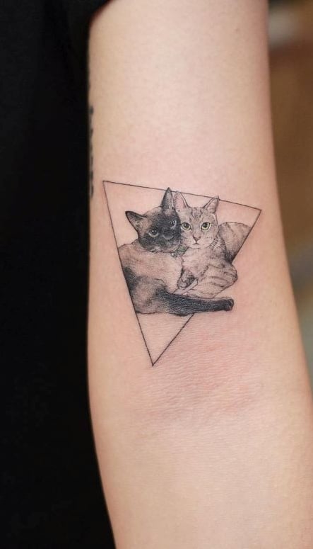 tatuaje gato en mujer 113