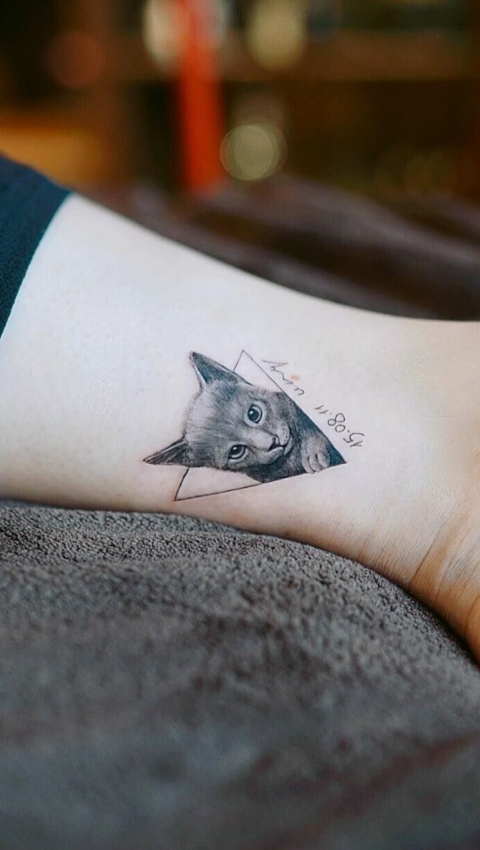 tatuaje gato en mujer 116