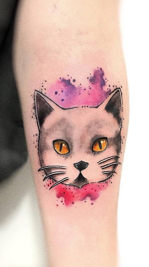 tatuaje gato en mujer 126