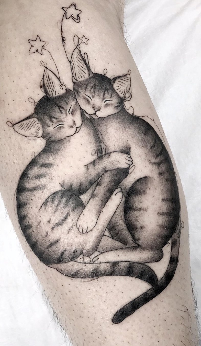 tatuaje gato en mujer 24