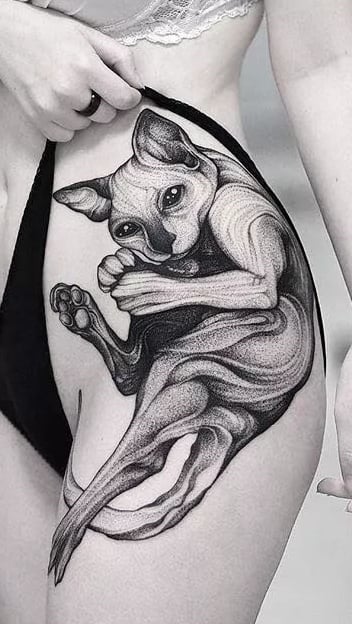 tatuaje gato en mujer 31