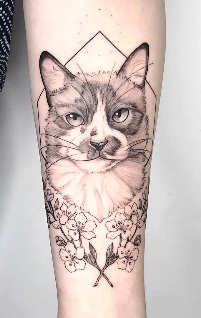 tatuaje gato en mujer 42