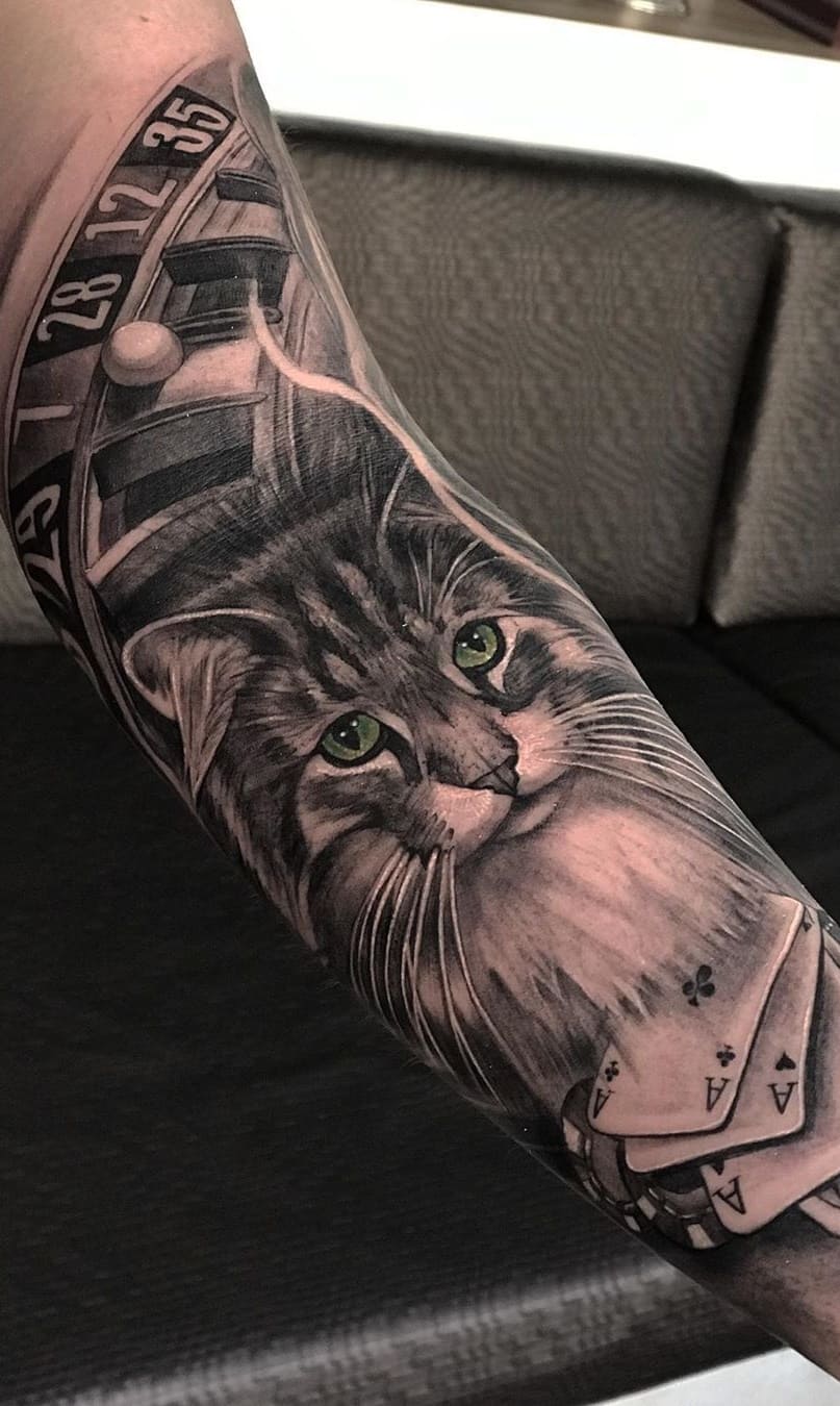 tatuaje gato en mujer 43