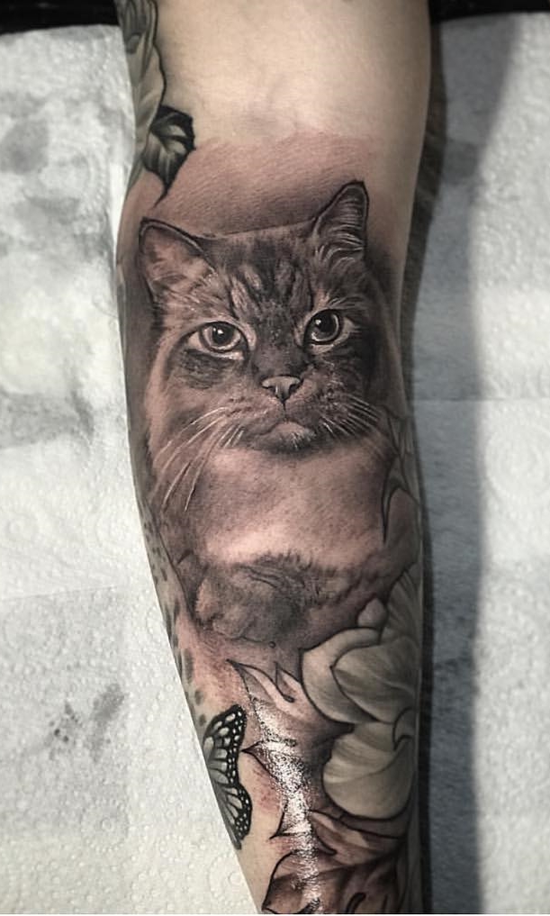 tatuaje gato en mujer 45