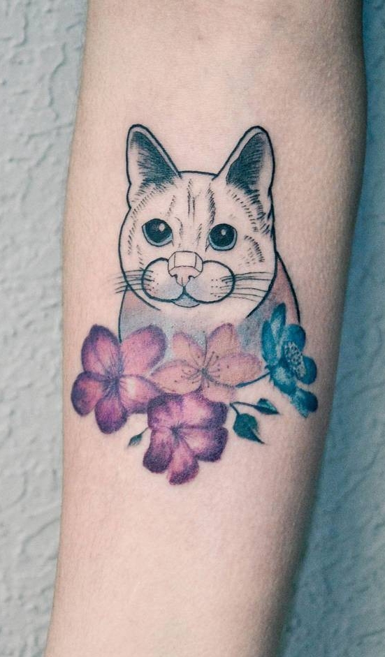 tatuaje gato en mujer 52