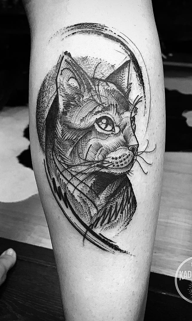 tatuaje gato en mujer 55