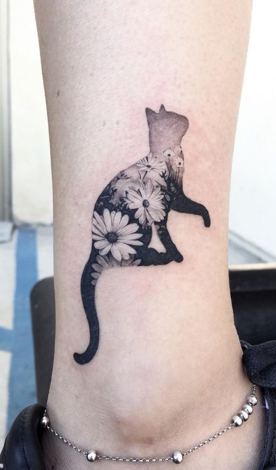 tatuaje gato en mujer 62