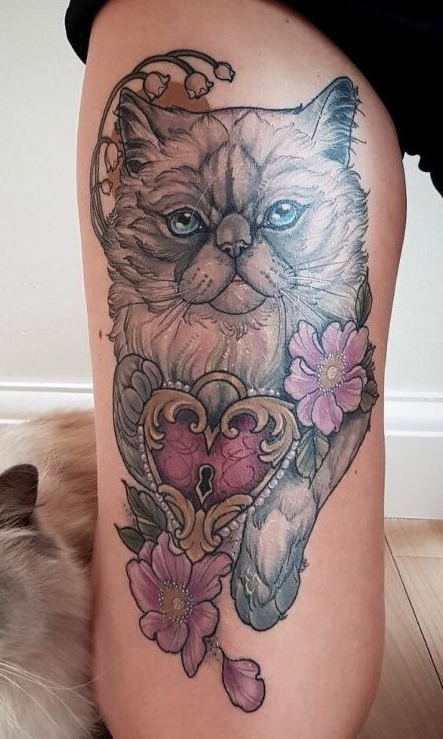 tatuaje gato en mujer 63
