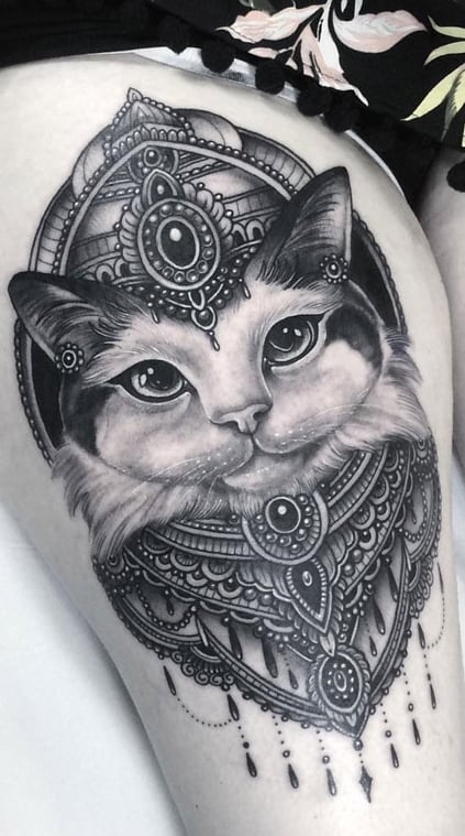 tatuaje gato en mujer 67