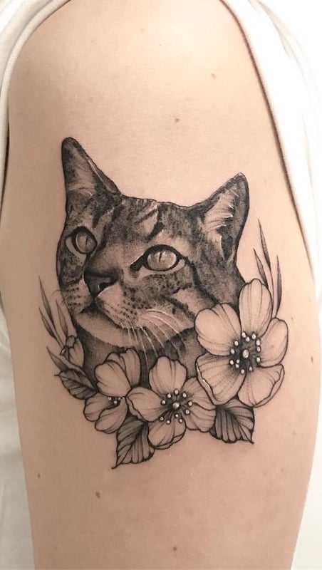 tatuaje gato en mujer 86
