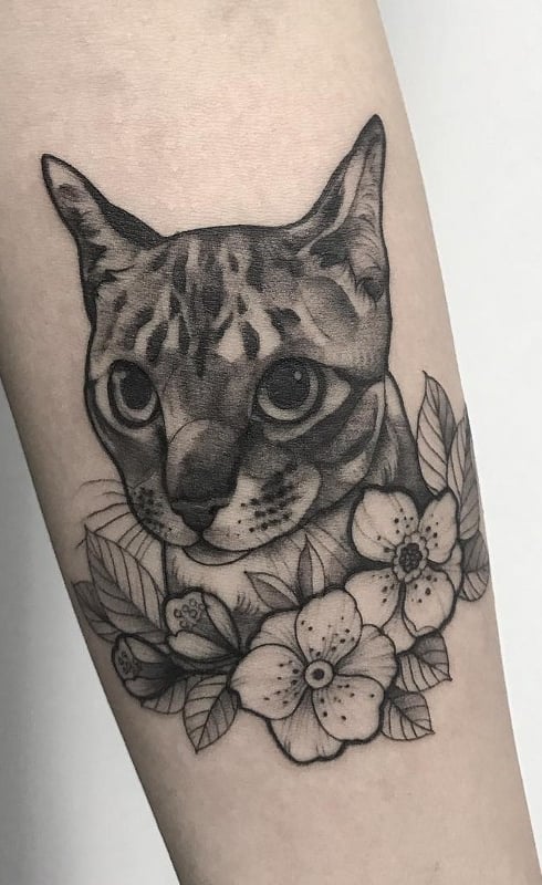 tatuaje gato en mujer 87