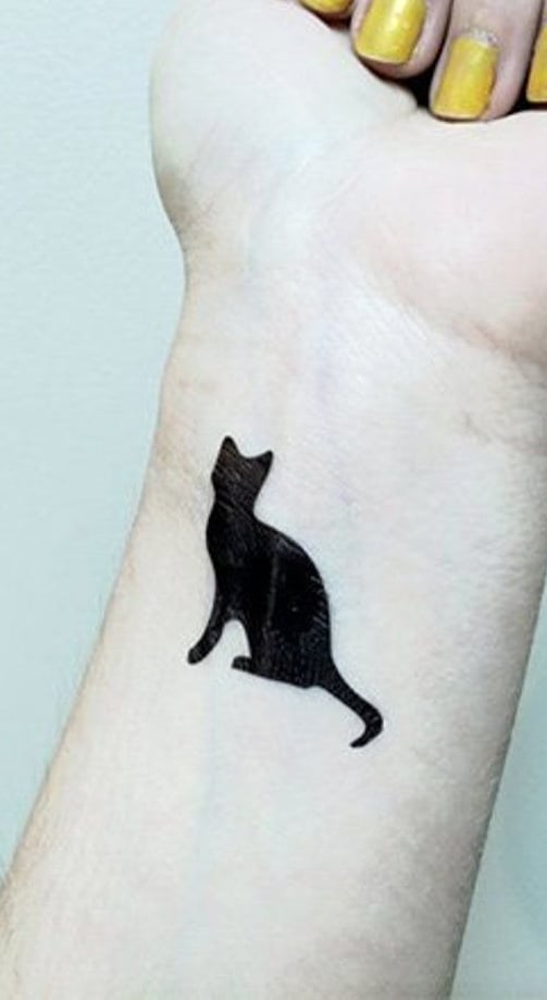 tatuaje gato en mujer 89