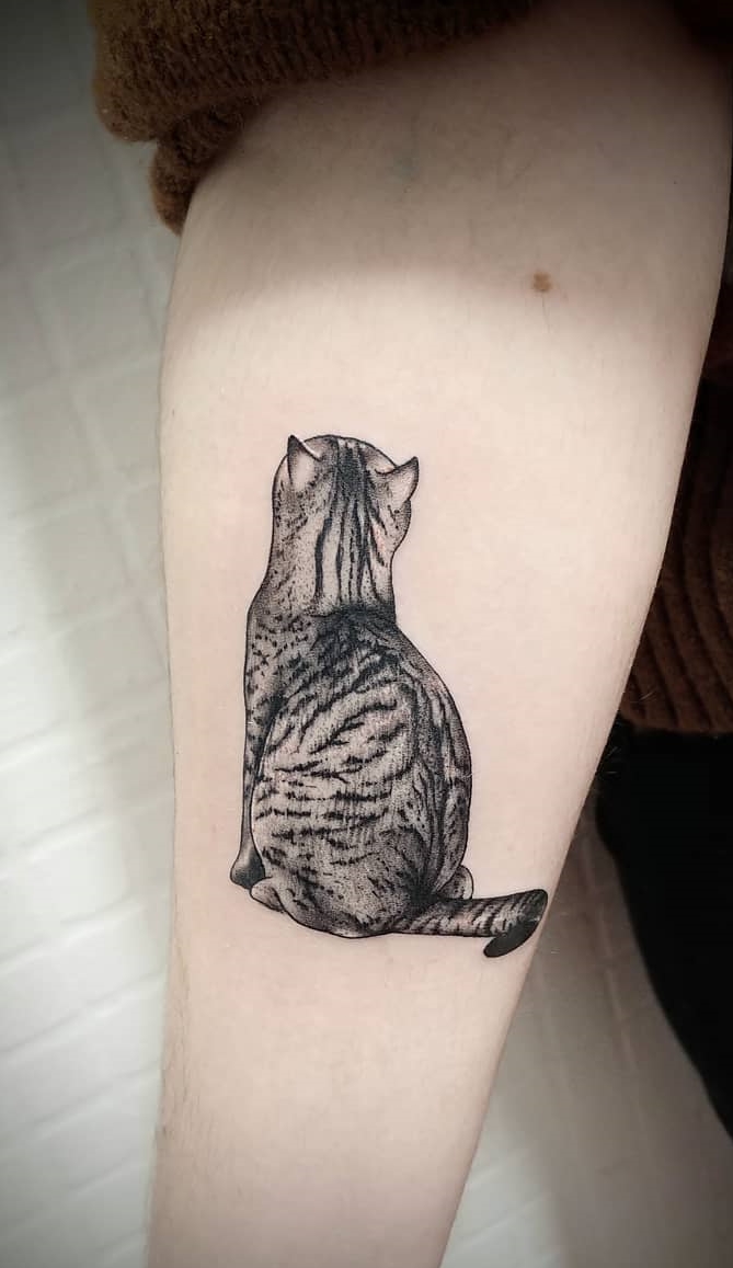 tatuaje gato en mujer 98