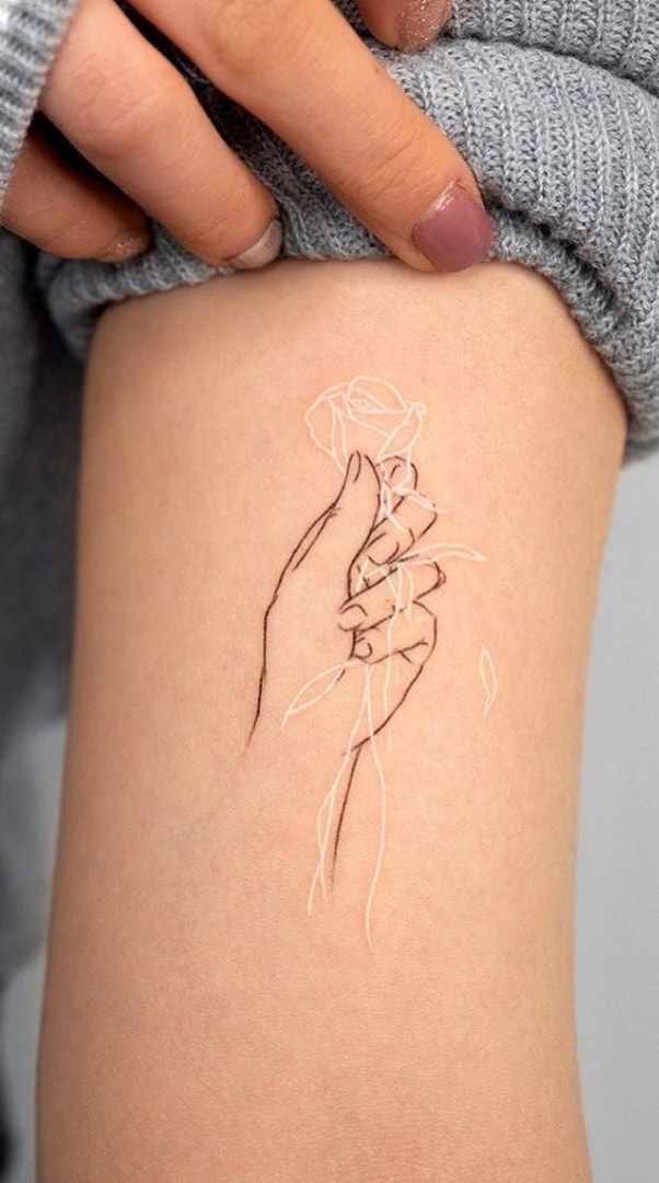 tatuaje tinta blanca mujer 06