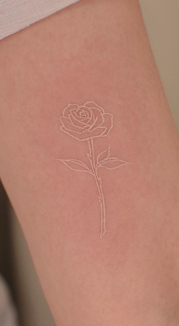 tatuaje tinta blanca mujer 09